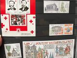 une personne tenant un morceau de papier sur lequel figurent des timbres