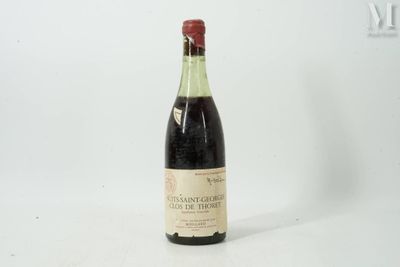 une bouteille de vin posée sur une table