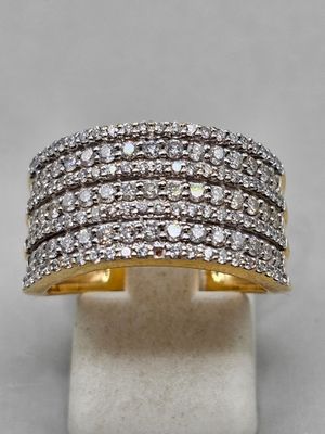 une bague en or sertie de diamants blancs, posée sur un présentoir