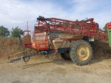 un tracteur garé dans la terre