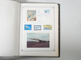 un livre ouvert sur lequel figure l'image d'un avion