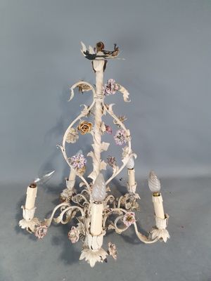 un lustre blanc orné de fleurs et de bougies