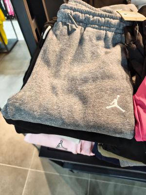une pile de vêtements posée sur une valise