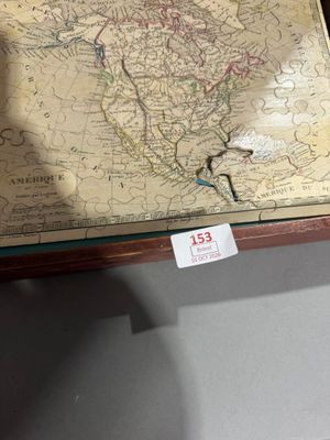 une table en verre sur laquelle est posée une carte