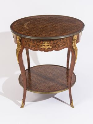 une photo d'une table d'appoint sur laquelle se trouve une étagère