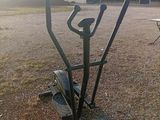 un vélo qui se trouve au milieu d'un champ