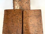 Deux vieux livres sont posés sur une surface blanche