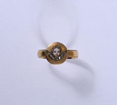 une image représentant une bague en or sur laquelle figure le visage d'une femme