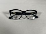 une paire de lunettes posée sur une surface blanche