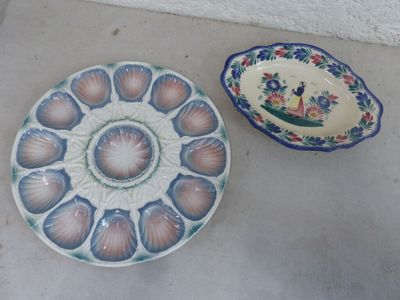 deux assiettes et un bol posés par terre