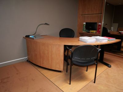 un bureau avec une chaise et une lampe dans un coin