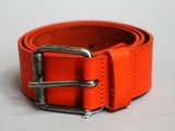 une ceinture en cuir orange avec une boucle métallique sur un fond blanc