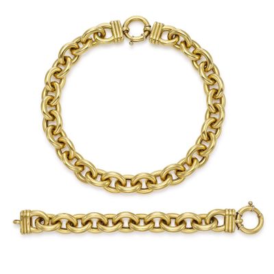 un bracelet en chaîne d'or et un bracelet muni d'un fermoir