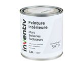 un pot de peinture posé sur une surface blanche