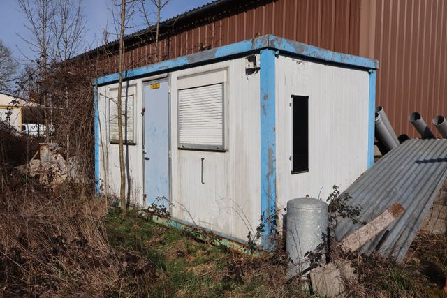 Cabane de chantier en panneaux isolés, une porte deux fenêtres 23...