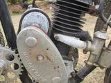 un gros plan d'un moteur de moto posé au sol