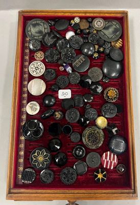 une vitrine contenant de nombreux boutons