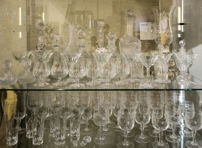 une vitrine en verre sur laquelle sont disposés de nombreux verres