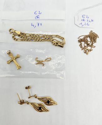 gros plan d'un bouquet de bijoux en or sur une table