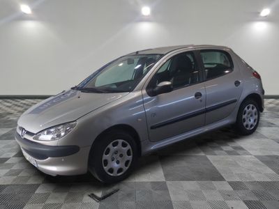 la photo d'une voiture argentée garée dans un garage