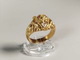 une image représentant une bague en or ornée d'une tête de lion