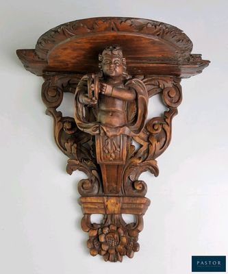 une photo d'une étagère en bois sur laquelle est posée une statue