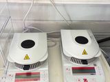 deux balances électroniques posées sur une table