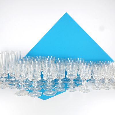 beaucoup de verres à vin vides sur une table bleue