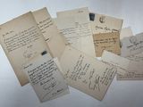 Plusieurs vieilles lettres sont empilées les unes sur les autres sur une table