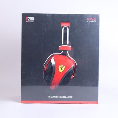 une boîte contenant un casque rouge et noir