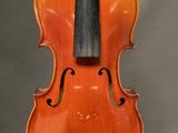 un vieux violon avec un archet posé sur un chevalet