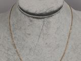 un collier à chaîne en or sur un mannequin mannequin mannequin mannequin mannequin mannequin mannequin mannequin mannequin mannequin