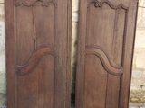 paire de portes-fenêtres anciennes avec des panneaux en bois sculpté