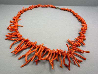 une photo d'un collier composé de perles de corail orange