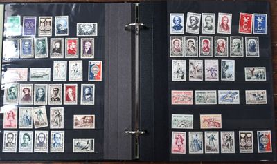 Deux albums de timbres France et Monde.