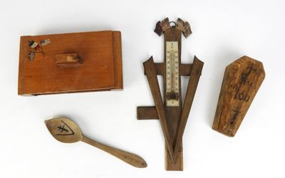 une boîte en bois contenant un thermomètre, une cuillère en bois et un repose-cuillère