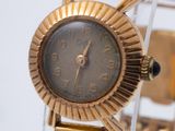 une image montrant un gros plan d'une montre-bracelet posée sur une surface transparente