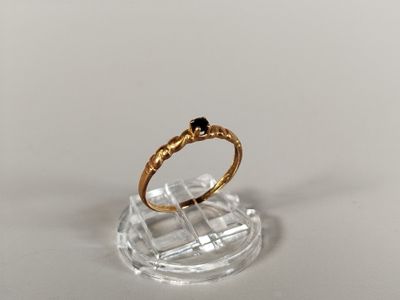 l'image d'une bague en or ornée d'une pierre noire