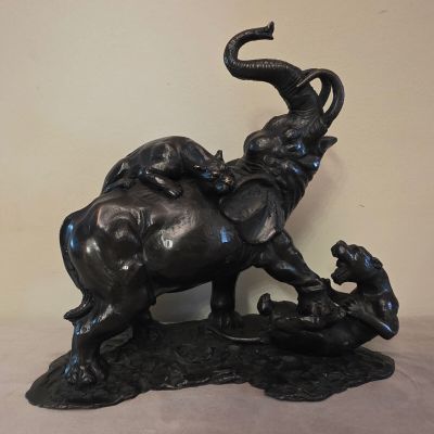 une statue représentant un éléphant et un chien sur un rocher