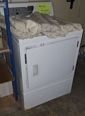 un lave-linge et un sèche-linge blancs placés dans une pièce