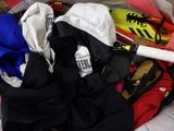 un tas de vêtements et de raquettes de tennis dans un sac