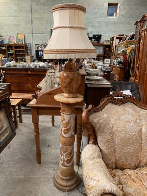 Lampe et sa sellette en marbre à décor sculpté de fleurettes