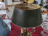 une table sur laquelle se trouvent une lampe, des vases et d'autres objets