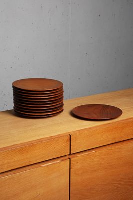 une pile d'assiettes posée sur une commode en bois