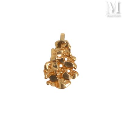 gros plan d'un pendentif en or sur fond blanc