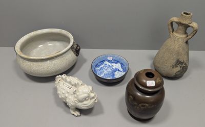 trois vases et un bol posés sur une table
