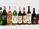 de nombreux types de bouteilles d'alcool alignés sur une table