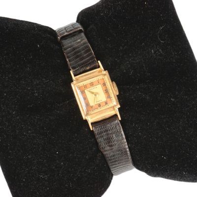 une image représentant une montre-bracelet posée sur un écrin en velours noir