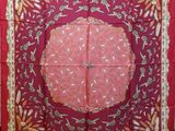 une image représentant une nappe rouge ornée d'un motif floral