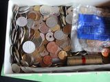 une boîte remplie de pièces de monnaie et d'autres objets